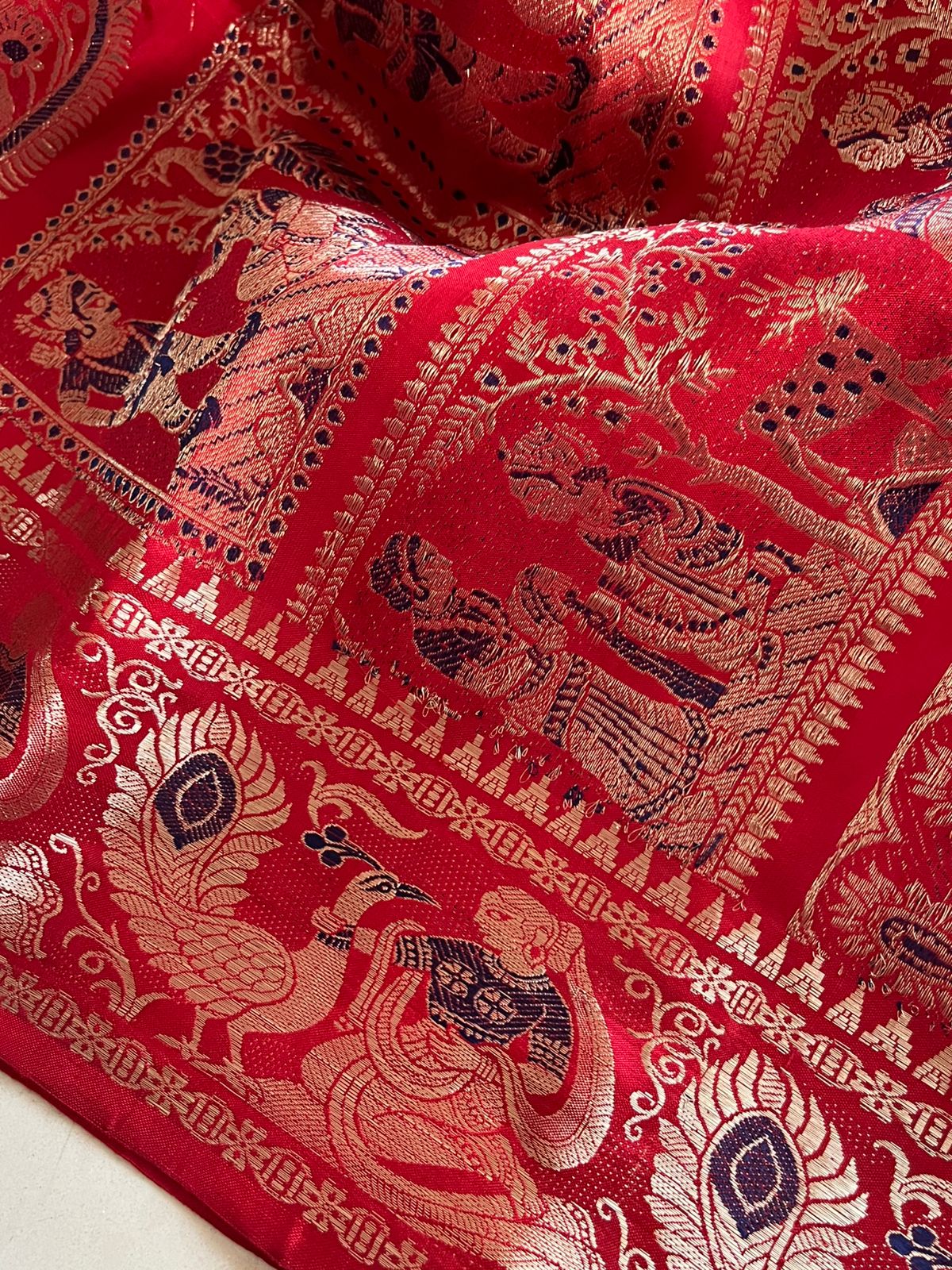 Exquisite Handwoven Pure Silk Swarnachari saree - Red