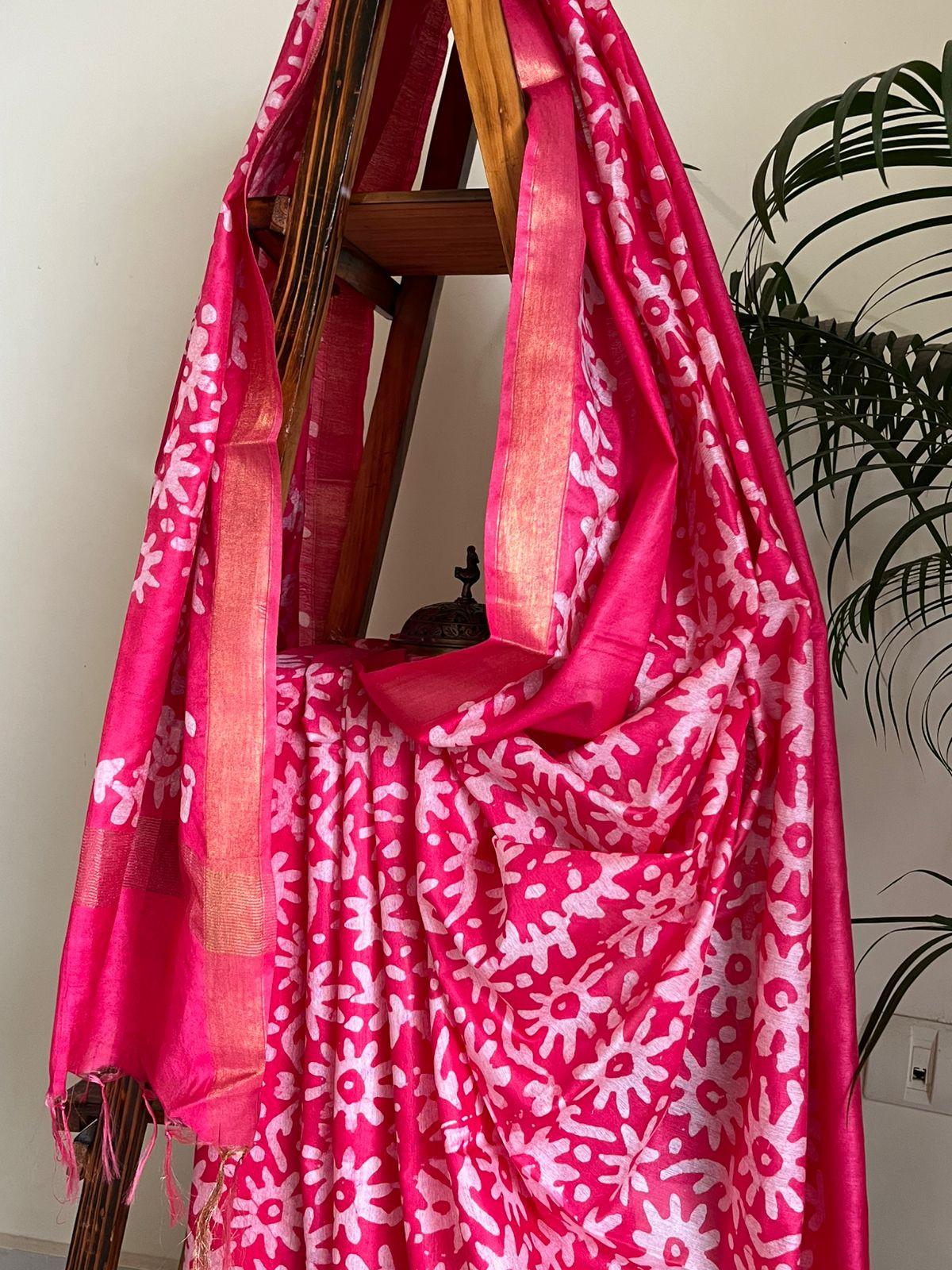 Pure Cotton Wax Batik Saree with zari border - Pink