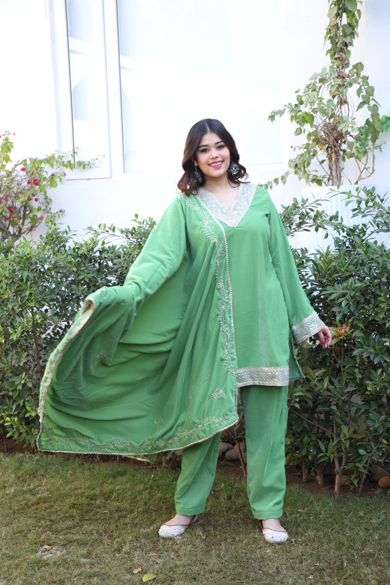 Green Velvet Suit Set And Embroidered Dupatta