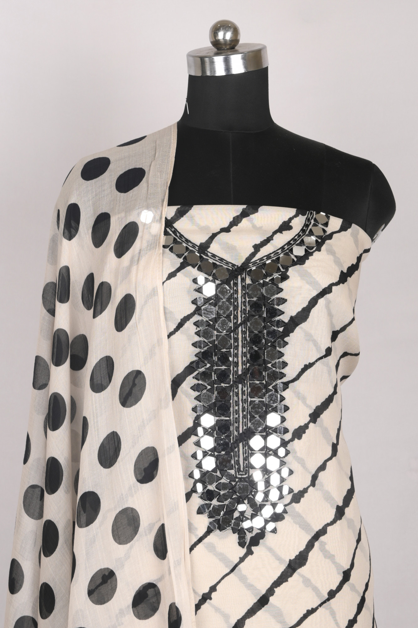 Off - White Mul Chanderi Beautiful Suit Set with Dupatta - 944-11578