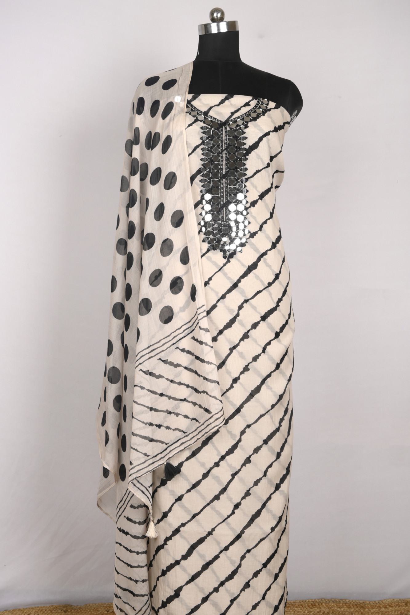 Off - White Mul Chanderi Beautiful Suit Set with Dupatta - 944-11578