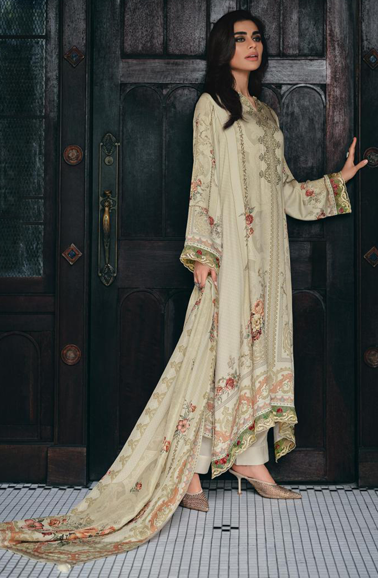 White Muslin Digital Printed with Handwork Suit Set -  GEI04