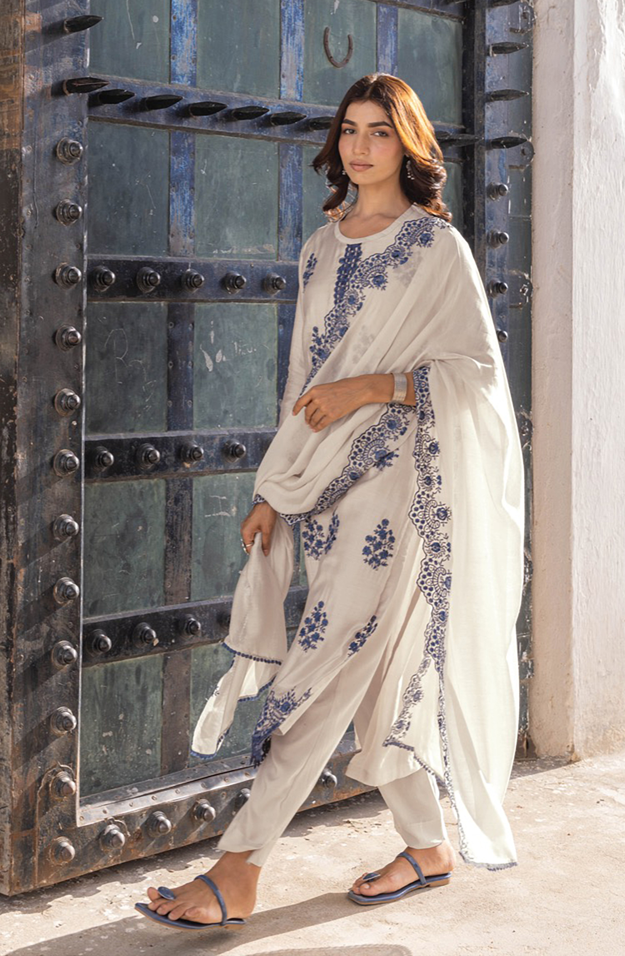 Off-white Muslin Exclusive Embroidered Salwar Kameez - MER1917A