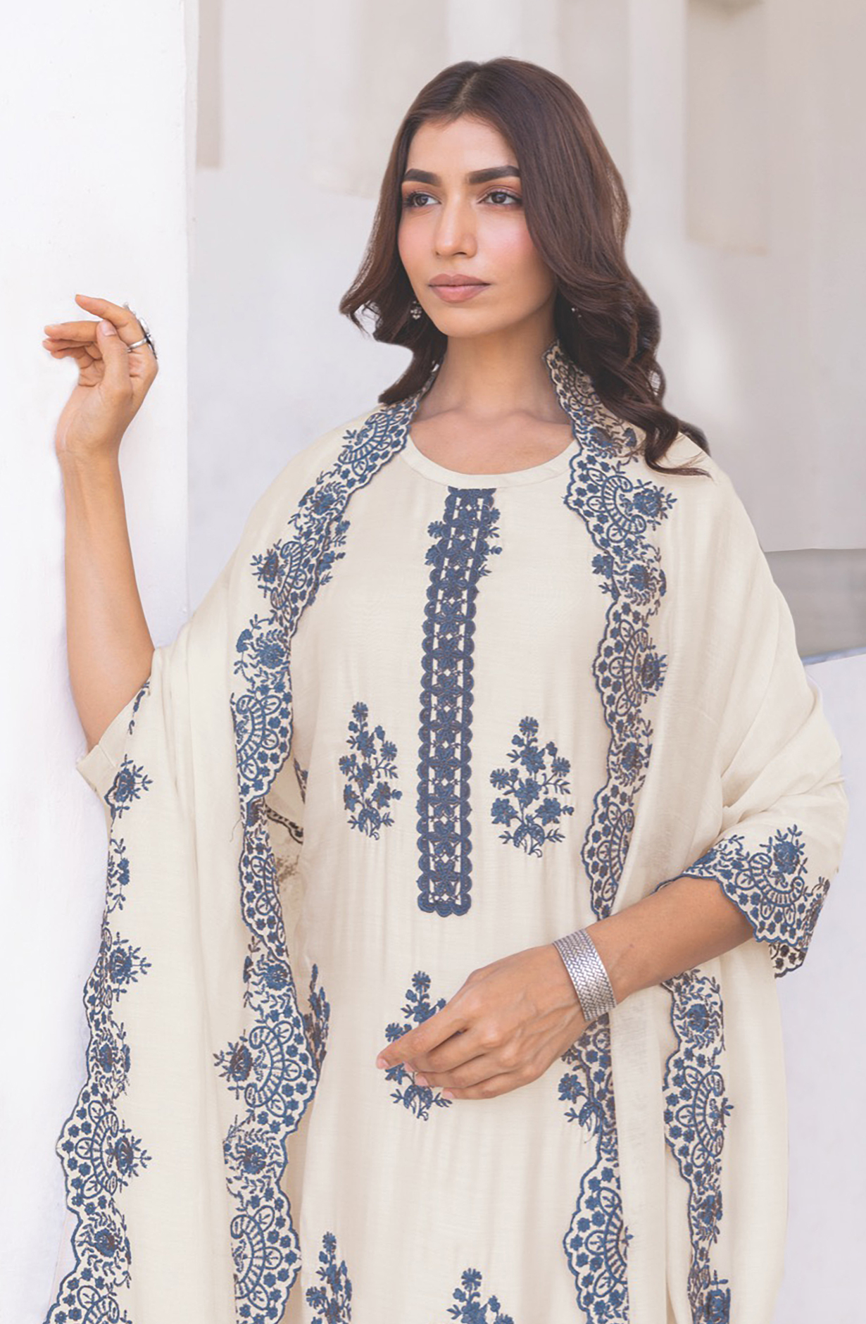 Off-white Muslin Exclusive Embroidered Salwar Kameez - MER1917A