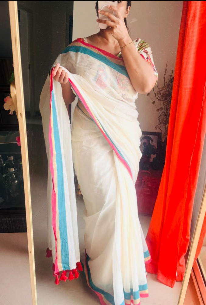 Image of CREAM MUL COTTON SAREE WITH RED AND GREEN BORDER