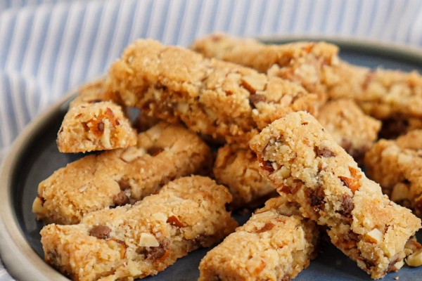 Celebrate this Diwali gift with the joy of sweetness- Buy/Send online Cookies, Muffins Diwali hampers!
