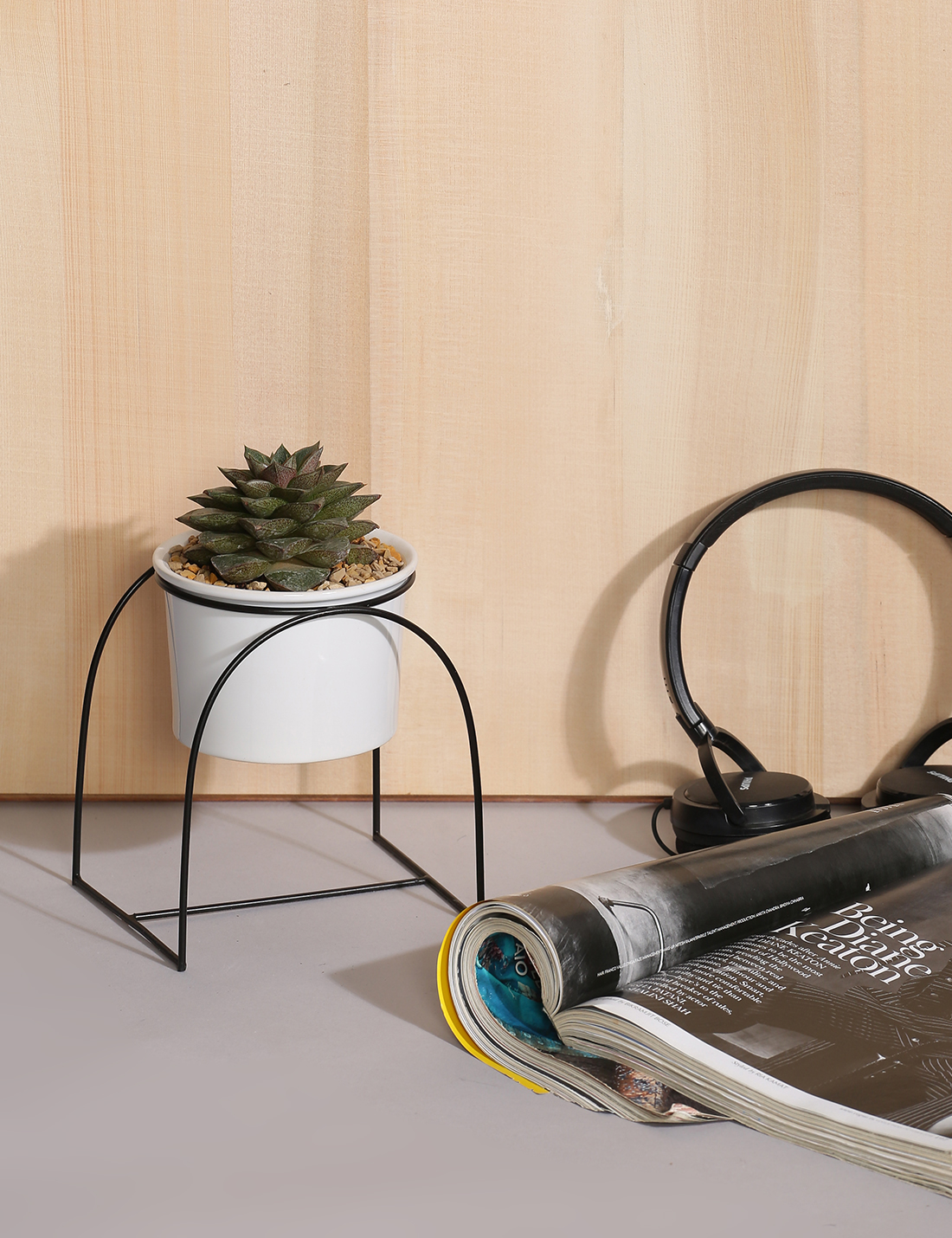 Ceramic Planter with U shaped metal Stand