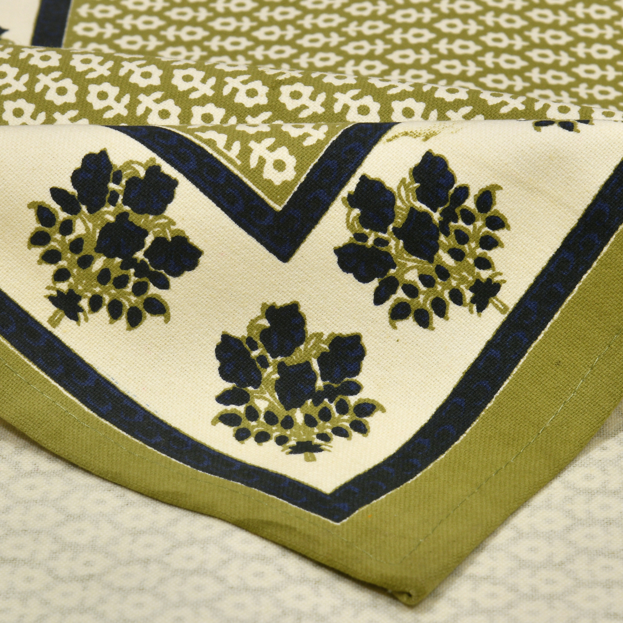 Green Floral Print Pure Cotton Table Runner for CenterDining Table 152 x 35 Centimeter