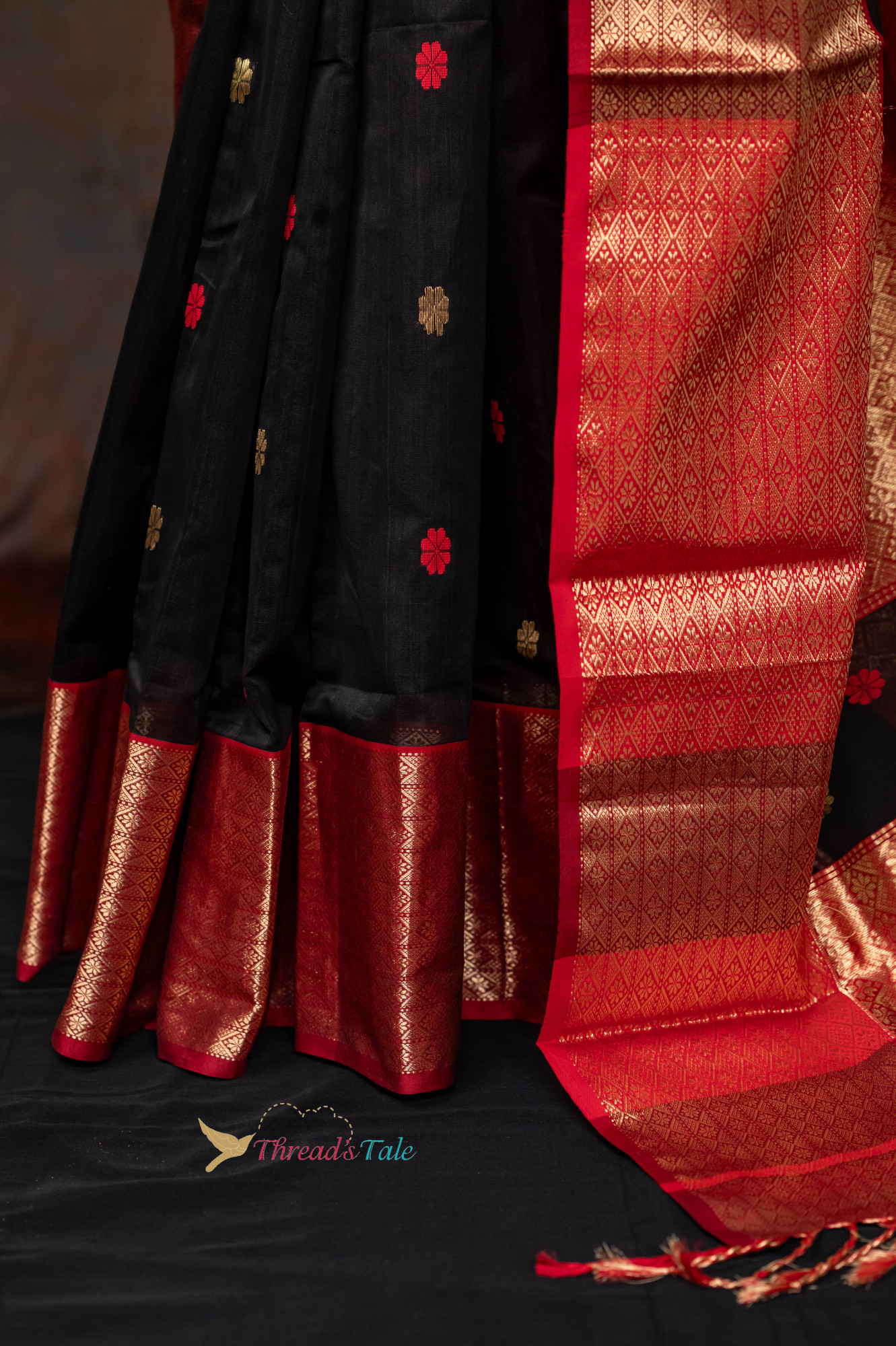 Black Handwoven Maheshwari Silk Saree With Jaal Aanchal