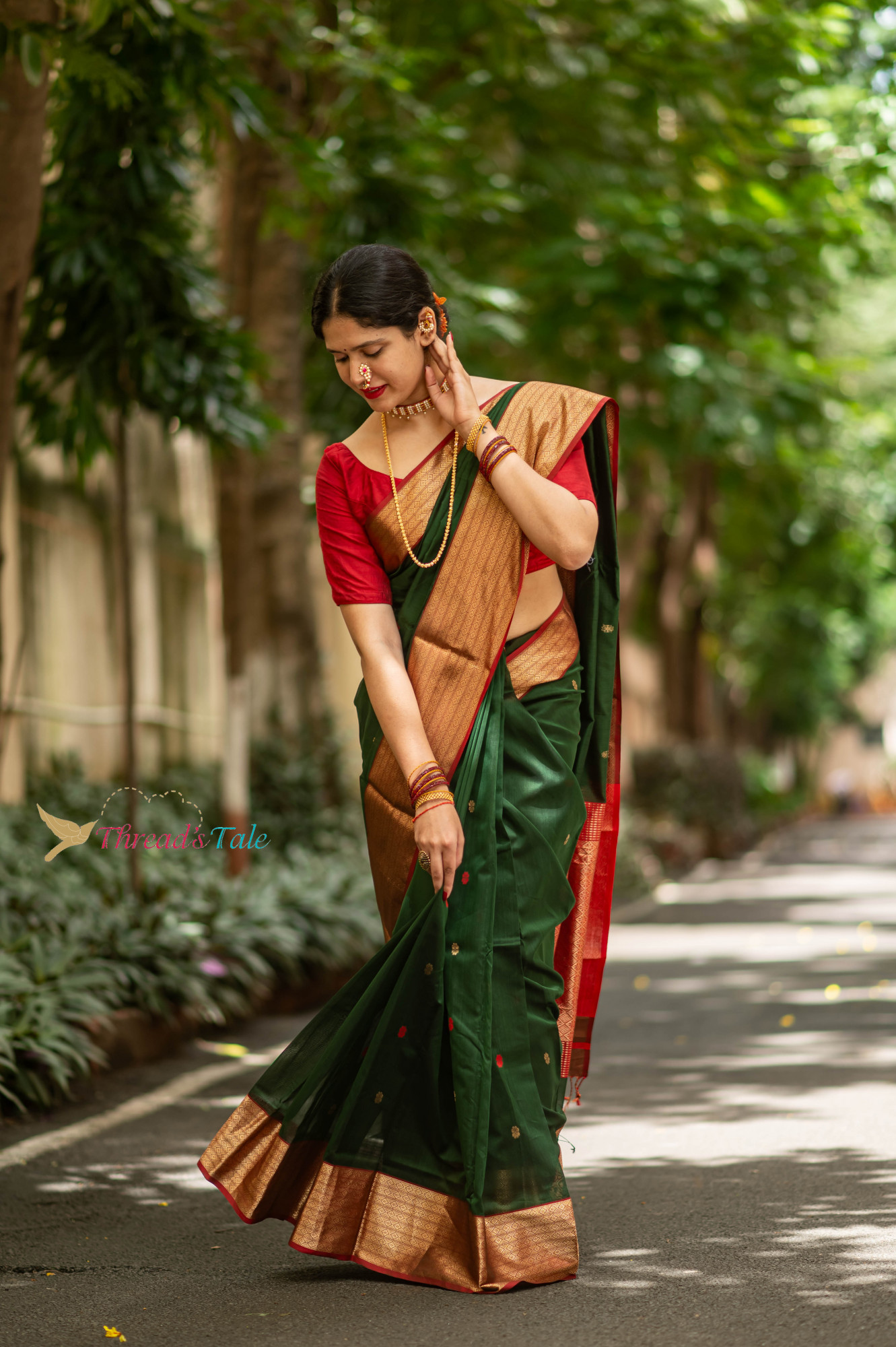 Festive Green Handwoven Maheshwari Silk Saree With Jaal Aachal