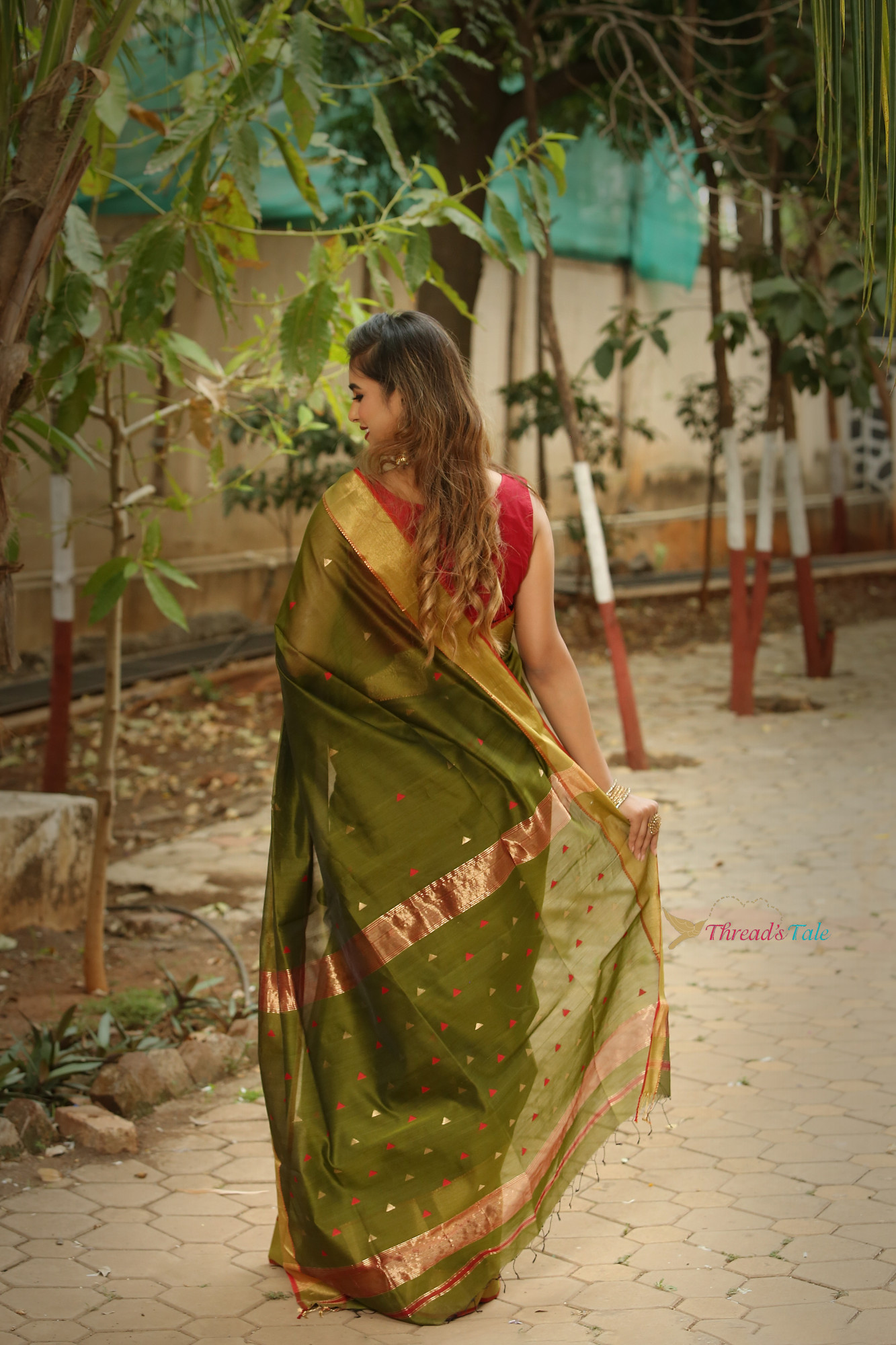 Green Triangle Butti Handwobven Saree With Golden Border