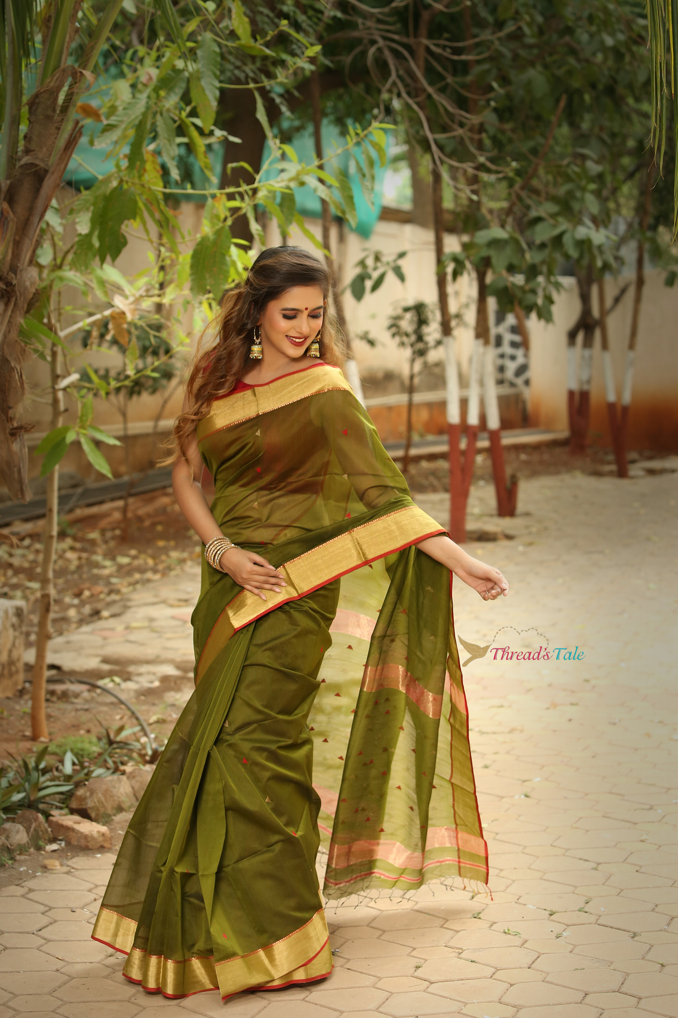 Green Triangle Butti Handwobven Saree With Golden Border