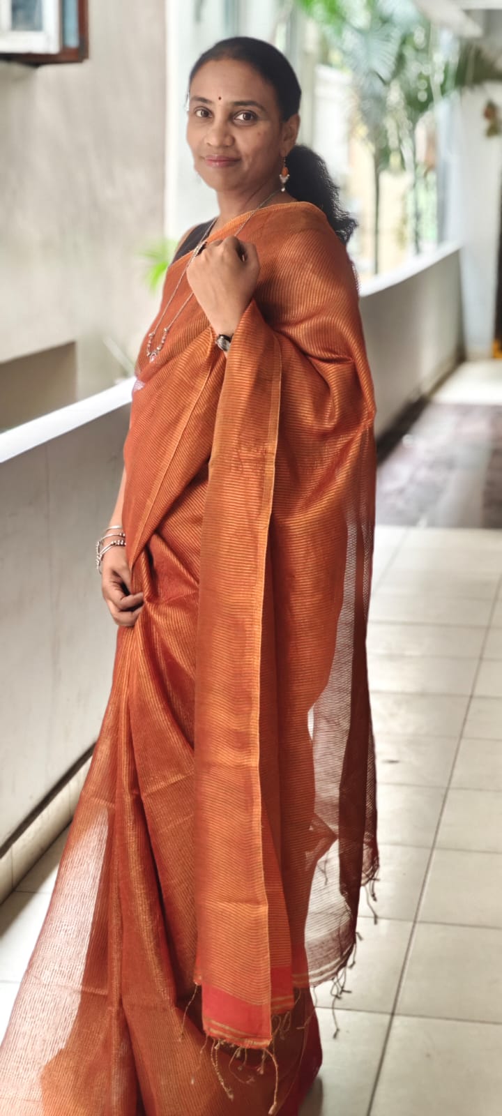 Handwoven Linen Zari Saree