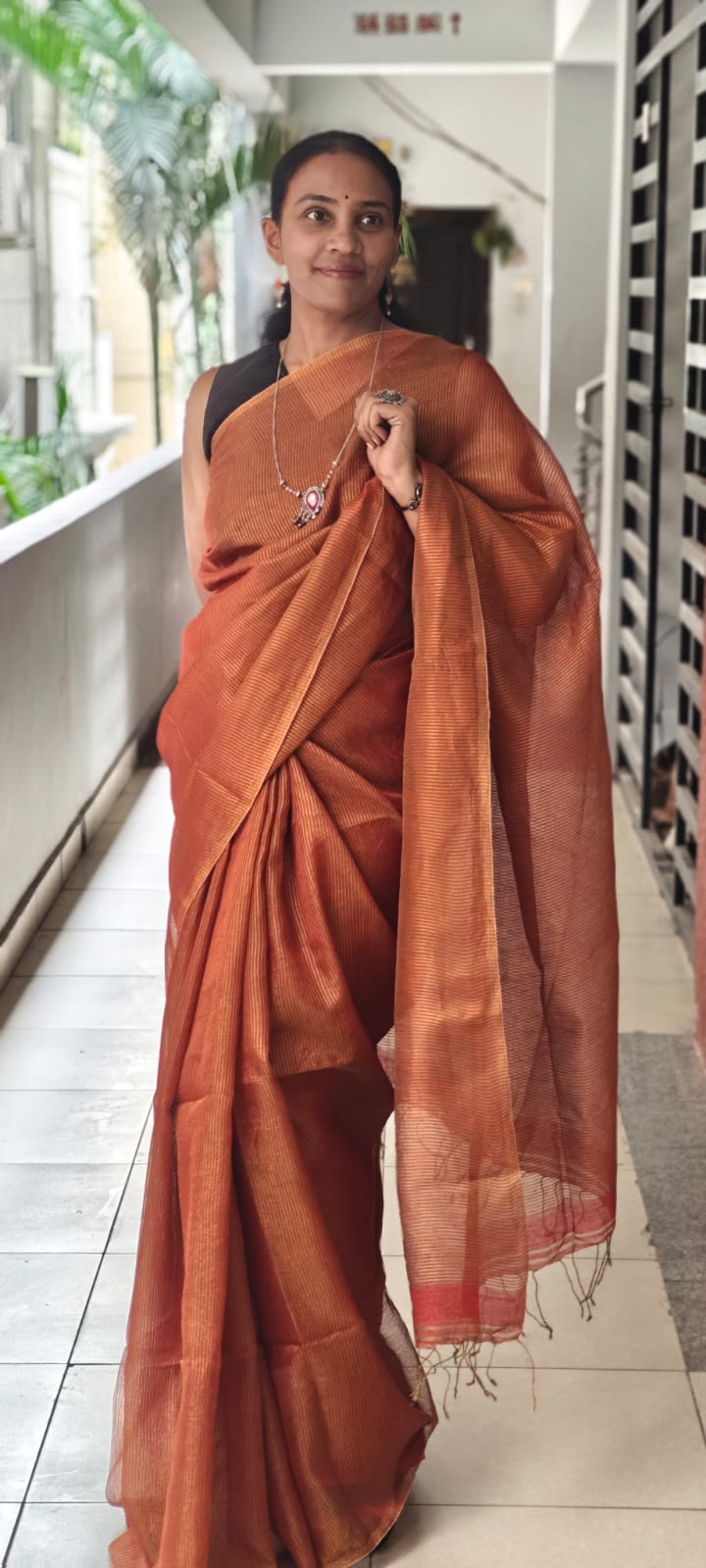 Handwoven Linen Zari Saree