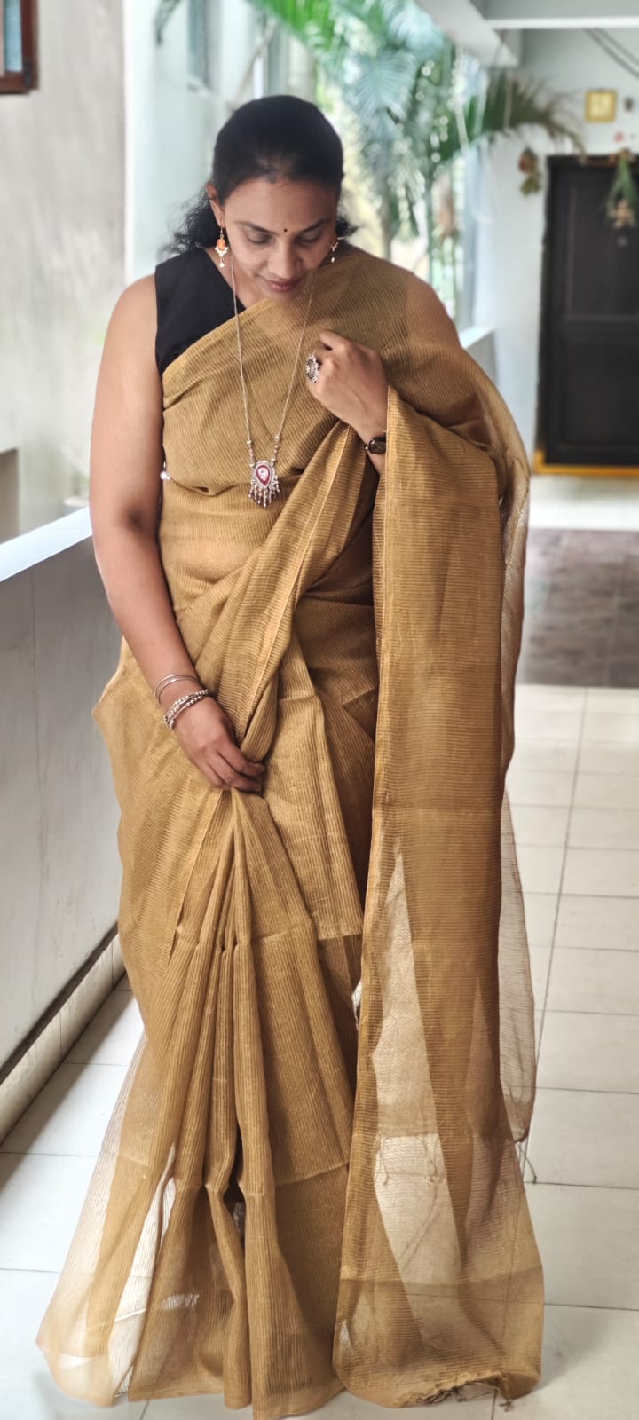 Handwoven Linen Zari Saree