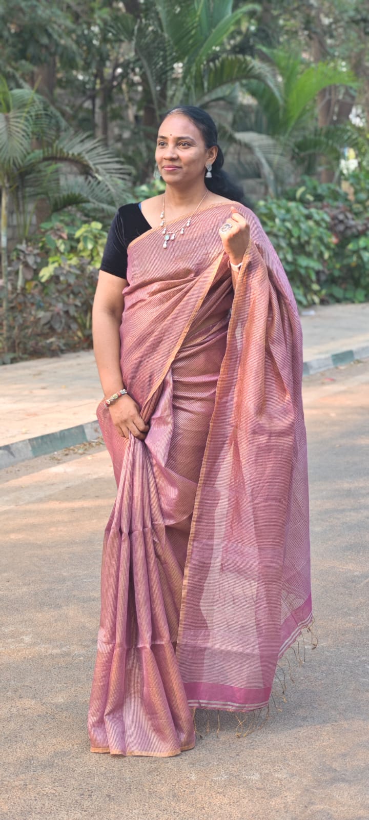 Handwoven Linen Zari Saree