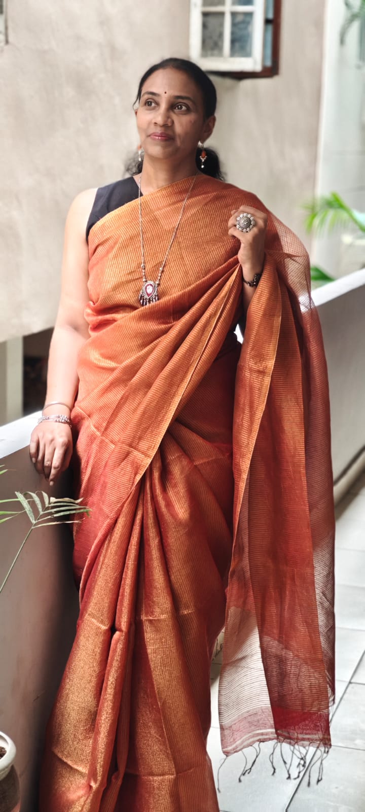 Handwoven Linen Zari Saree