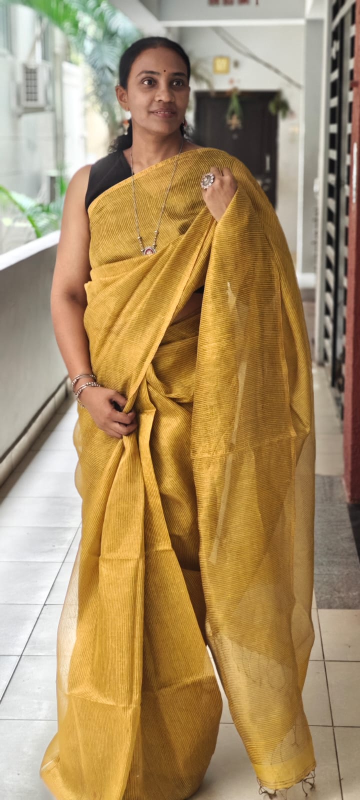 Handwoven Linen Zari Saree