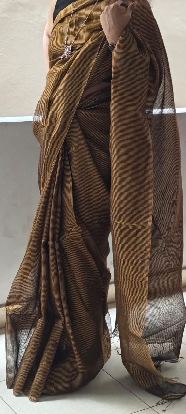 Handwoven Linen Zari Saree