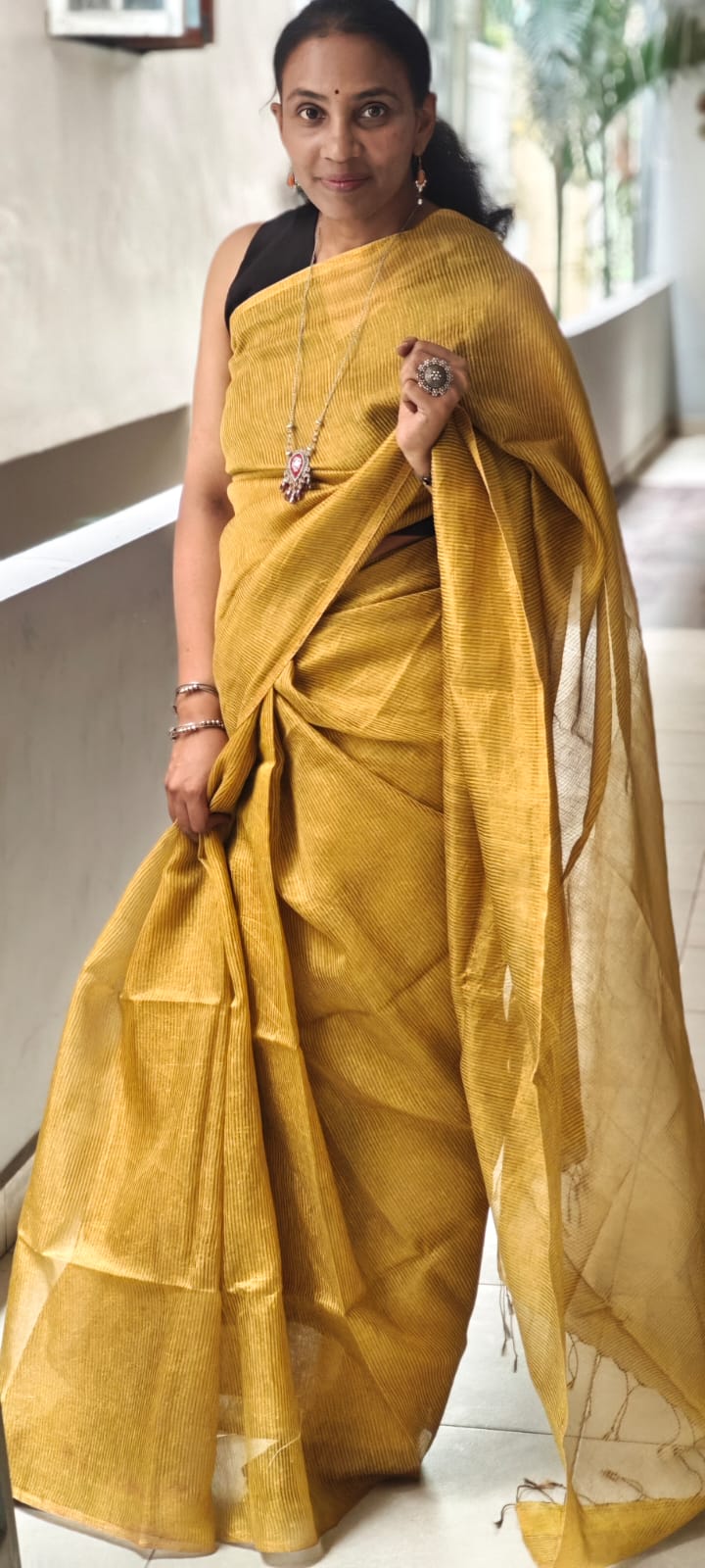 Handwoven Linen Zari Saree