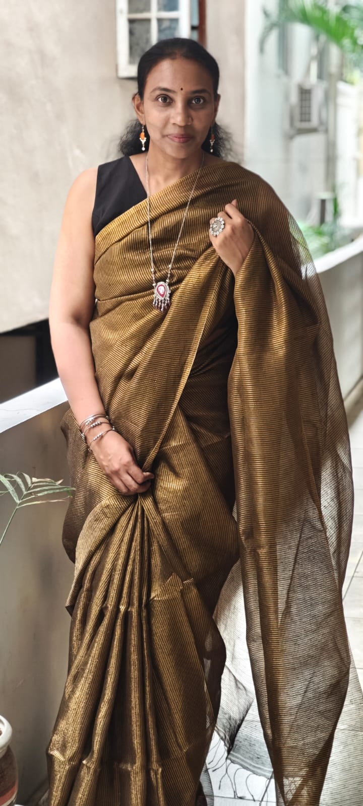Handwoven Linen Zari Saree