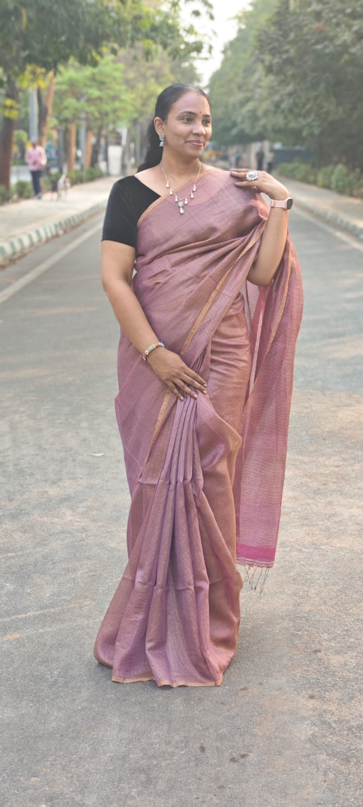 Handwoven Linen Zari Saree