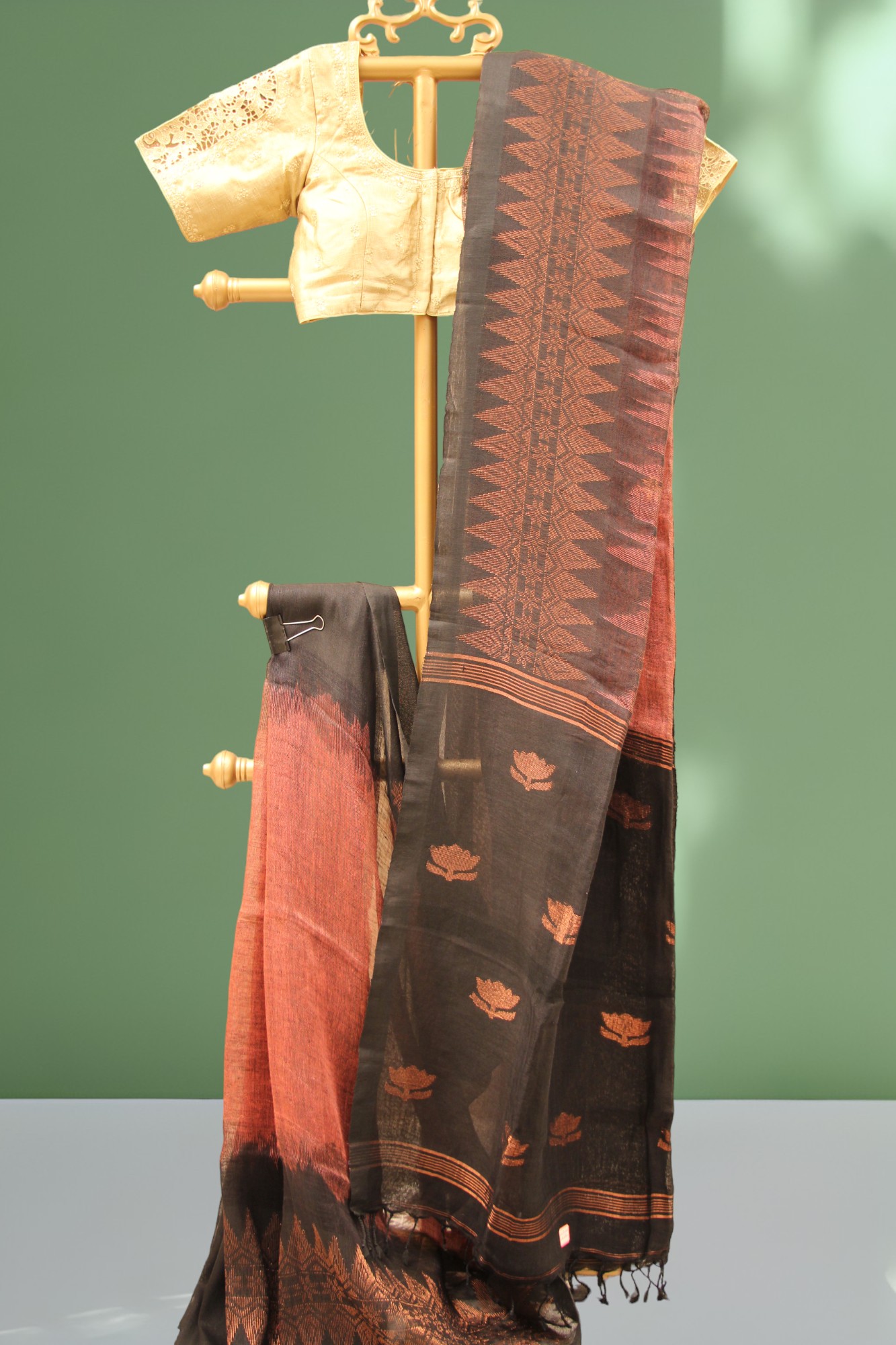 Brown Hand Woven Linen Saree with lotus design pallu