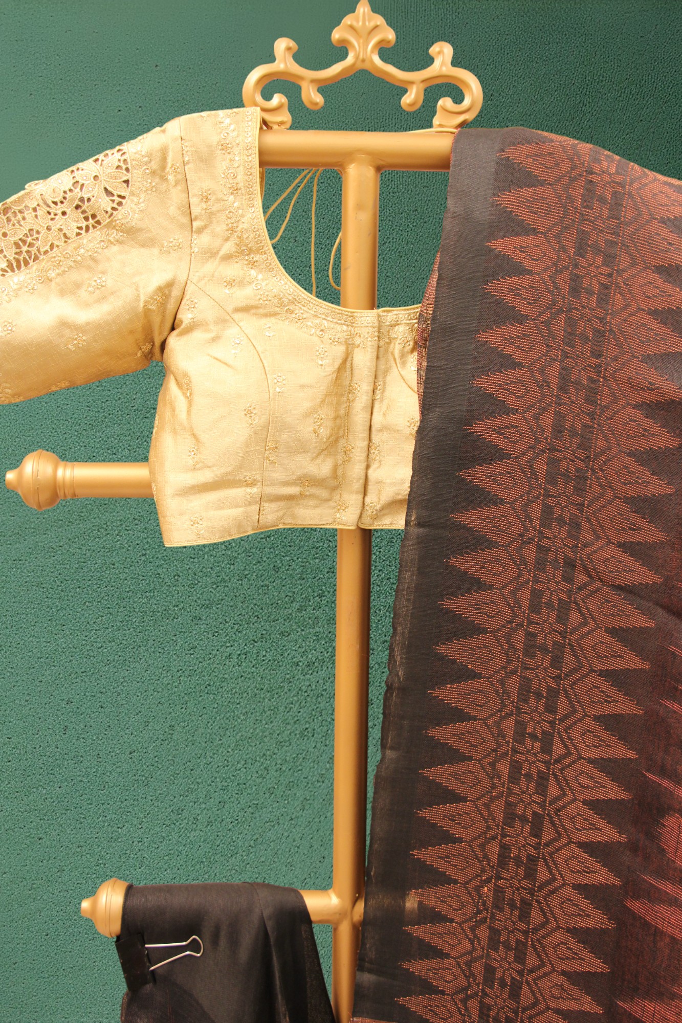 Brown Hand Woven Linen Saree with lotus design pallu