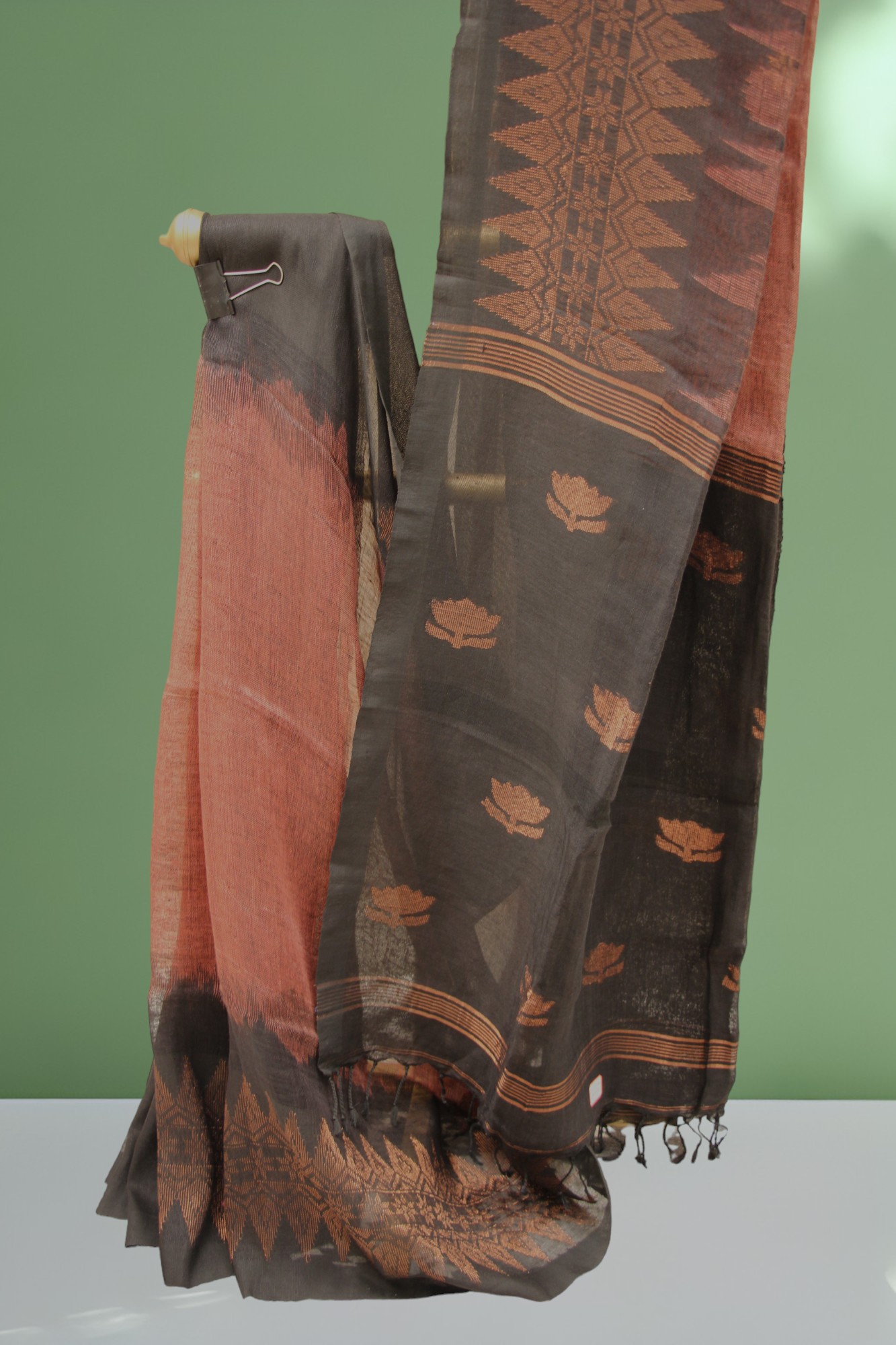 Brown Hand Woven Linen Saree with lotus design pallu