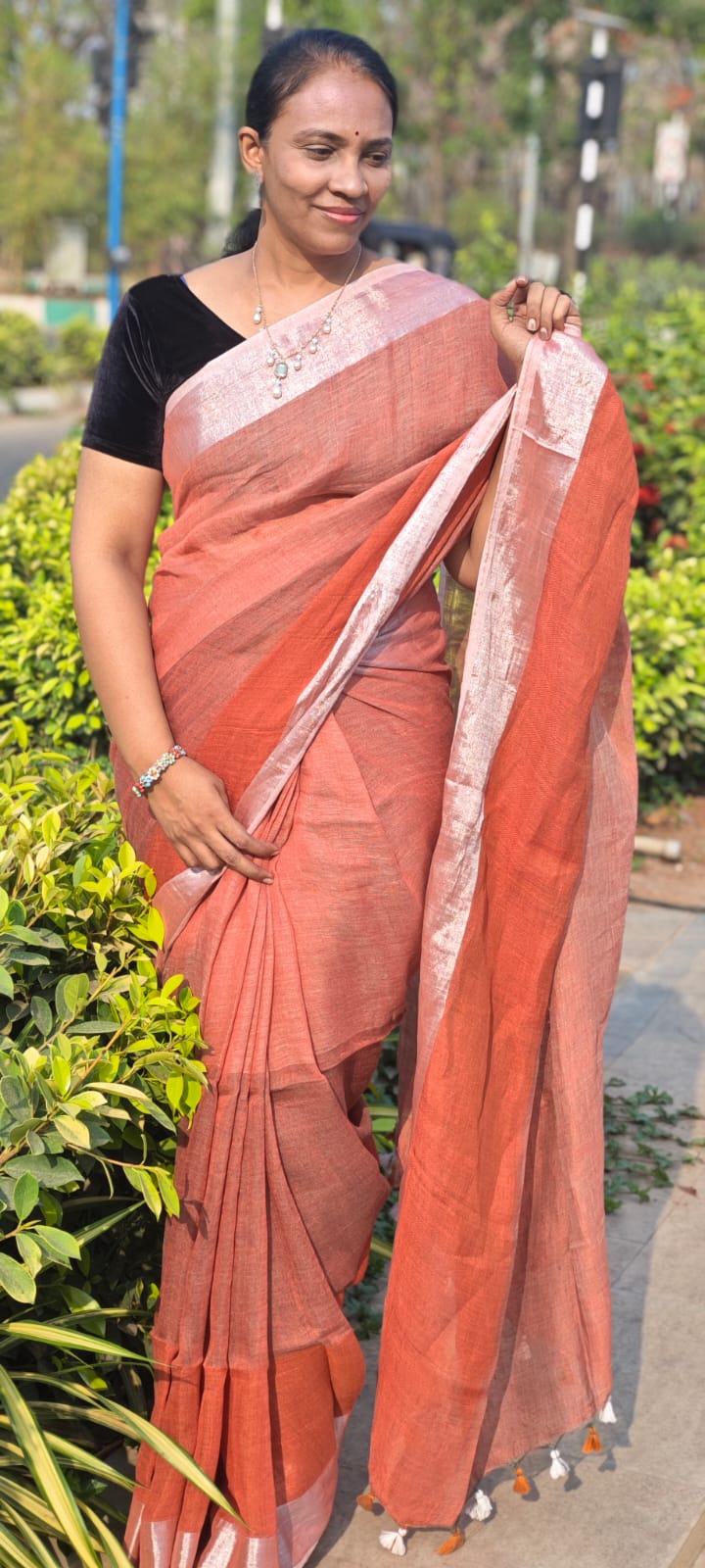 Handloom Linen Multi shaded saree