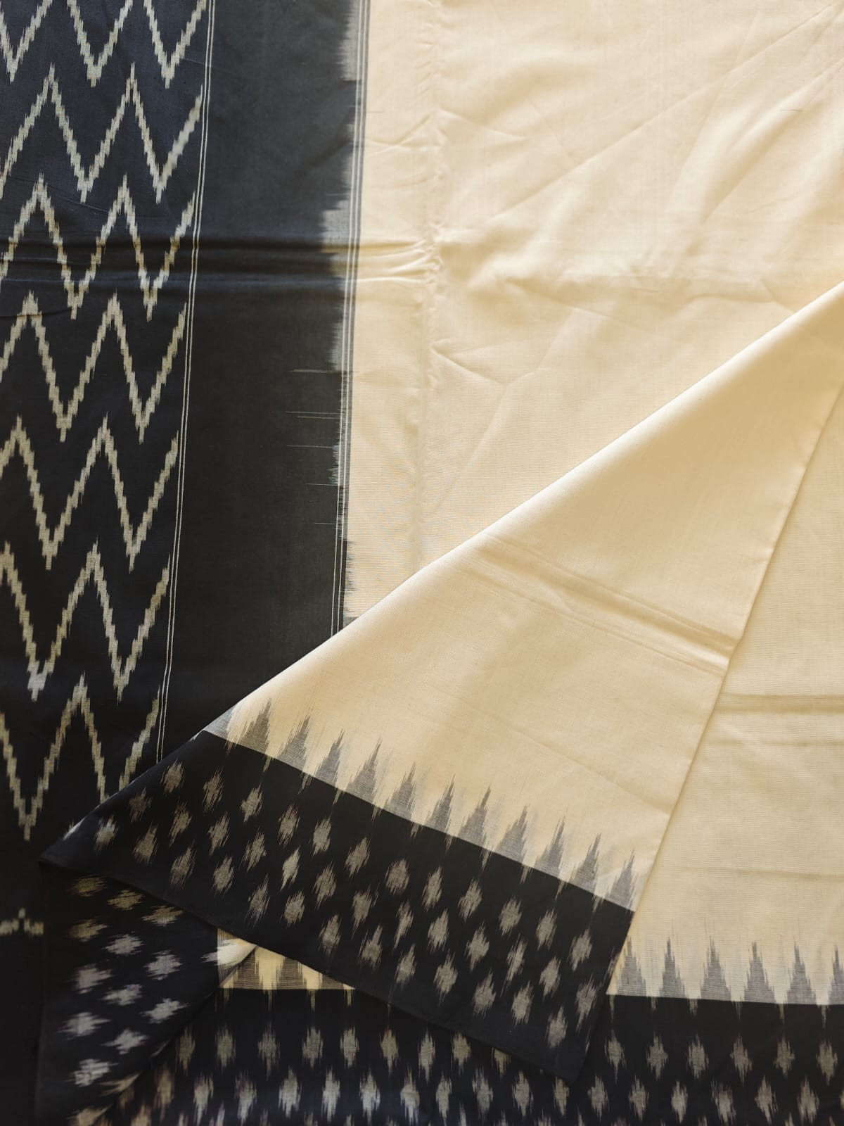 Handwoven Ikkat Pochampally Cotton Saree