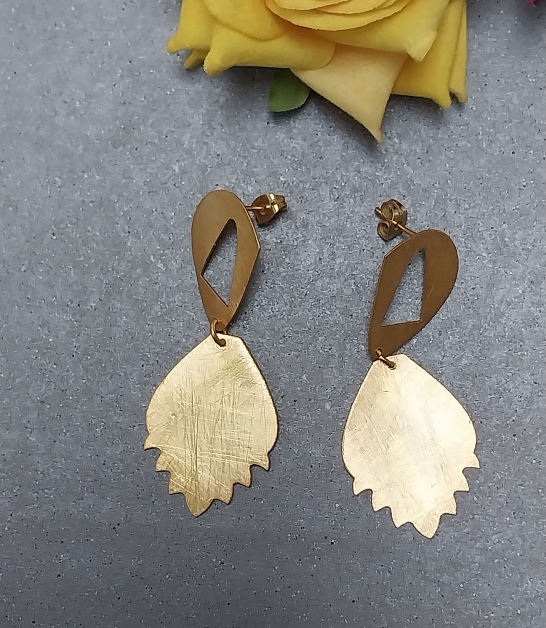 VATAVE 22k GOLD PLATED OVAL SHAPE BRASS EARRING FOR LADIES AND GIRLS