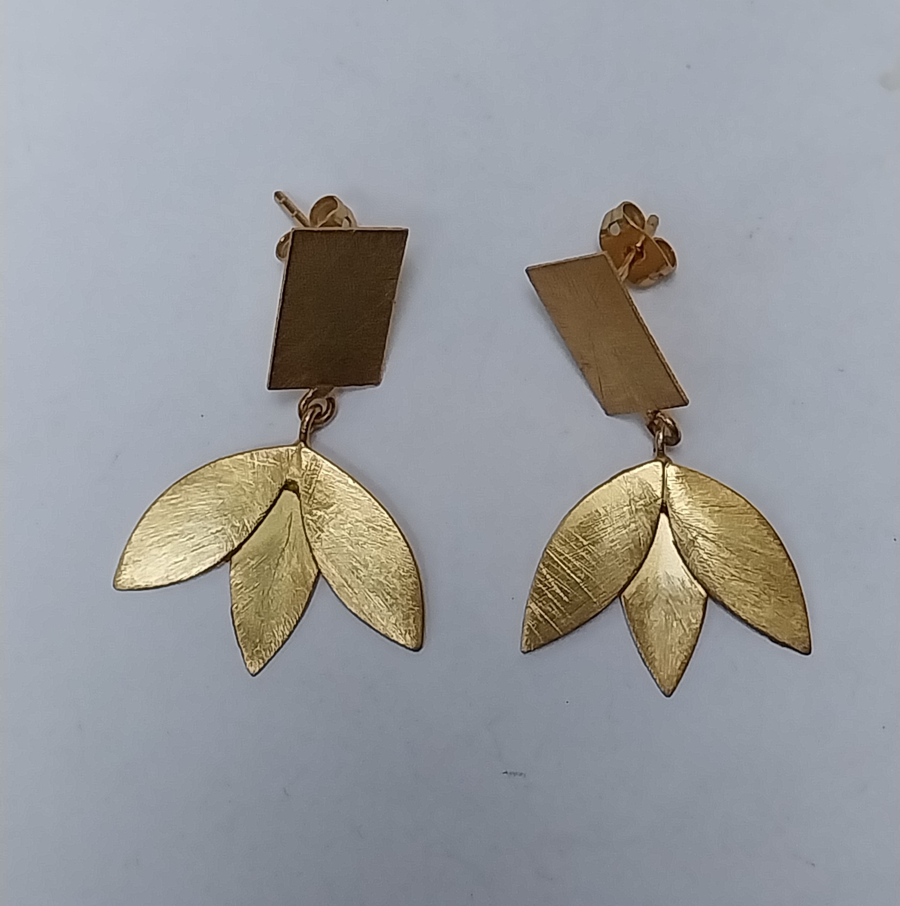 VATAVE SMALL FLOWER SHAPE 22k GOLD PLATED BRASS EARRING FOR GIRLS AND WOMEN