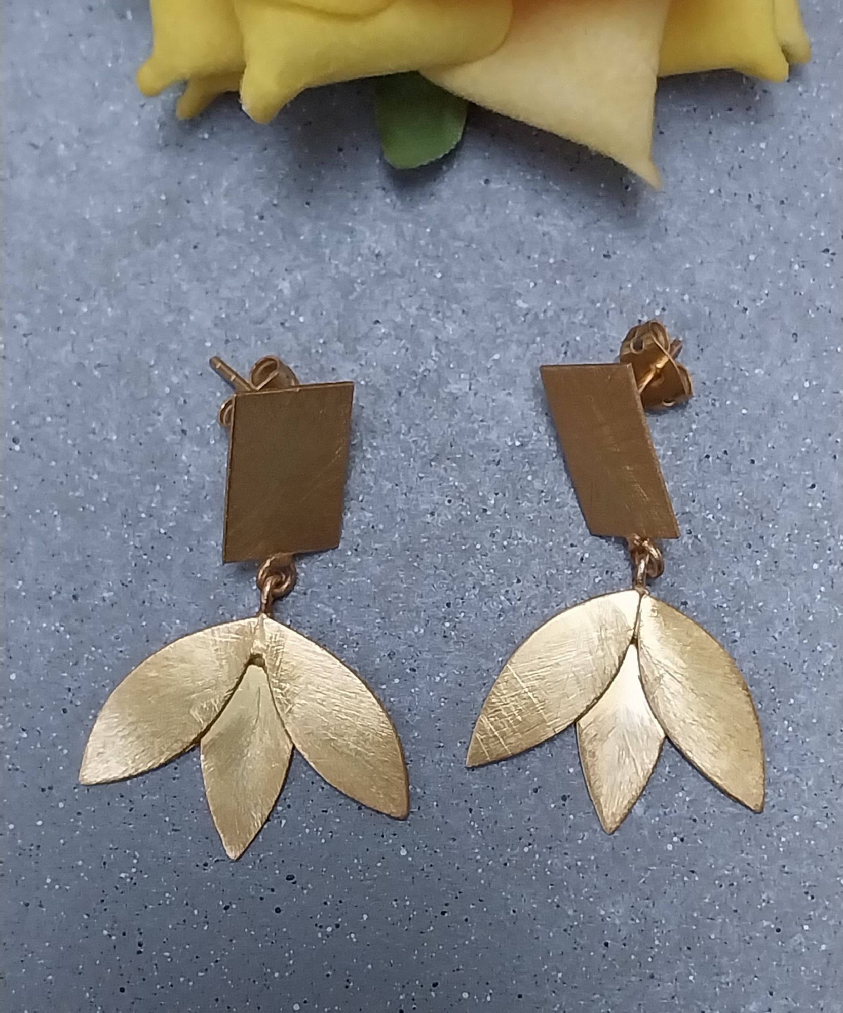 VATAVE SMALL FLOWER SHAPE 22k GOLD PLATED BRASS EARRING FOR GIRLS AND WOMEN