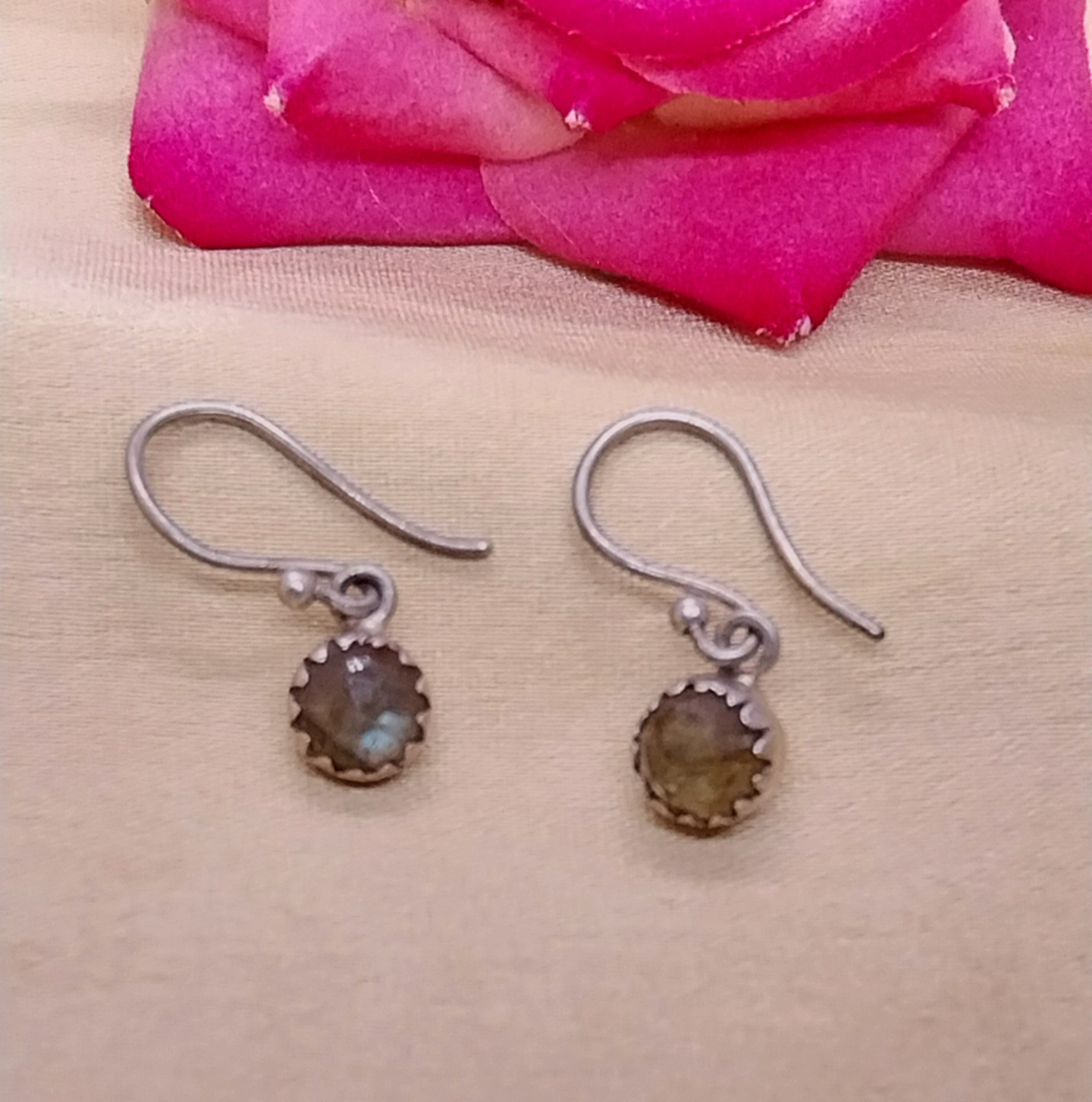 VATAVE 925 SILVER EARRING WITH LABORIDE GEMSONE FOR GIRLS AND WOMEN