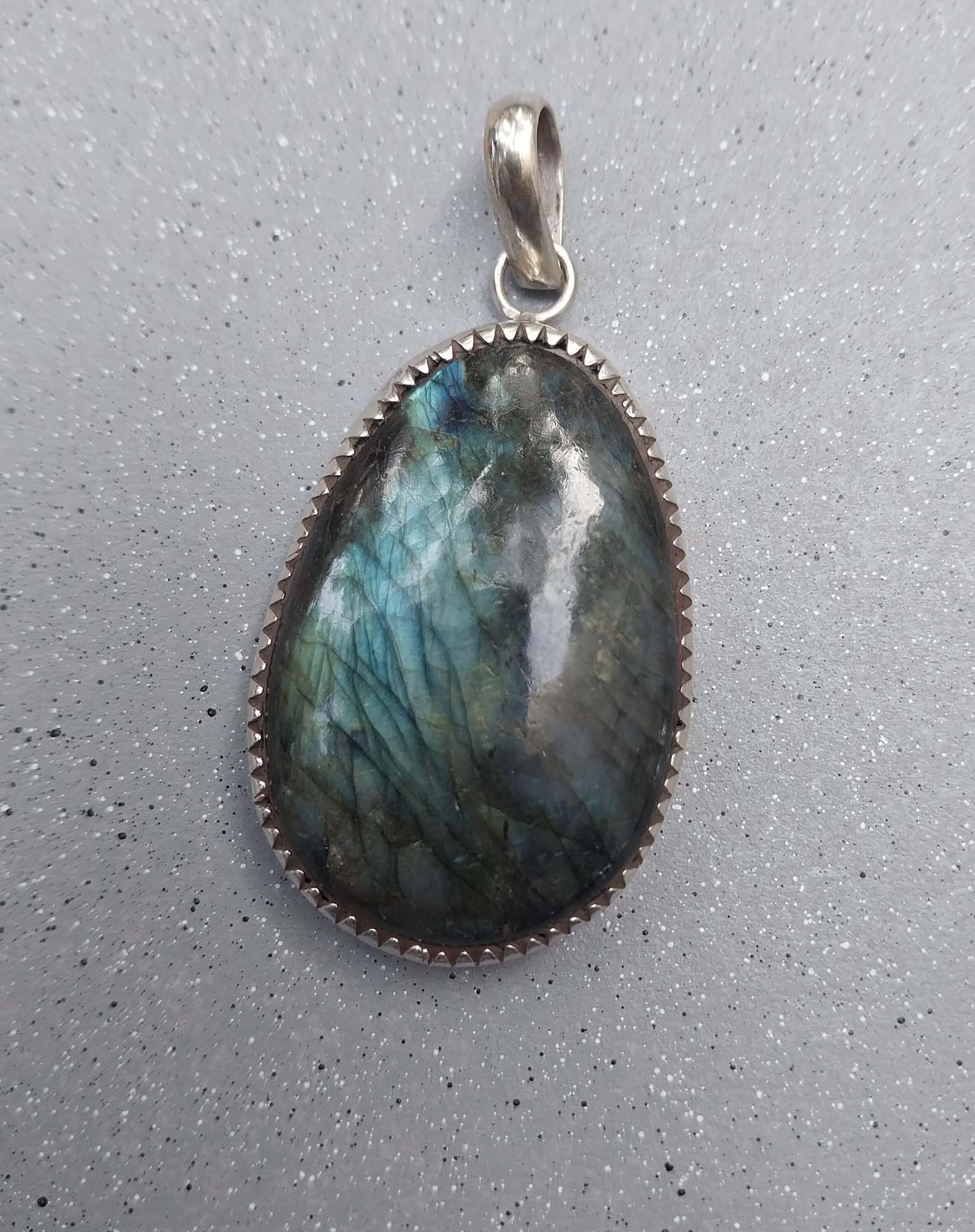 VATAVE 925 Silver Jewelry Pendant With Laboride Gemstone for Party Wear