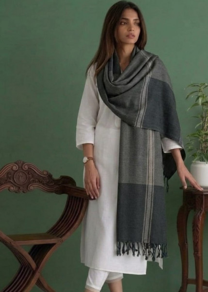 Image of Noir Crest Shawl